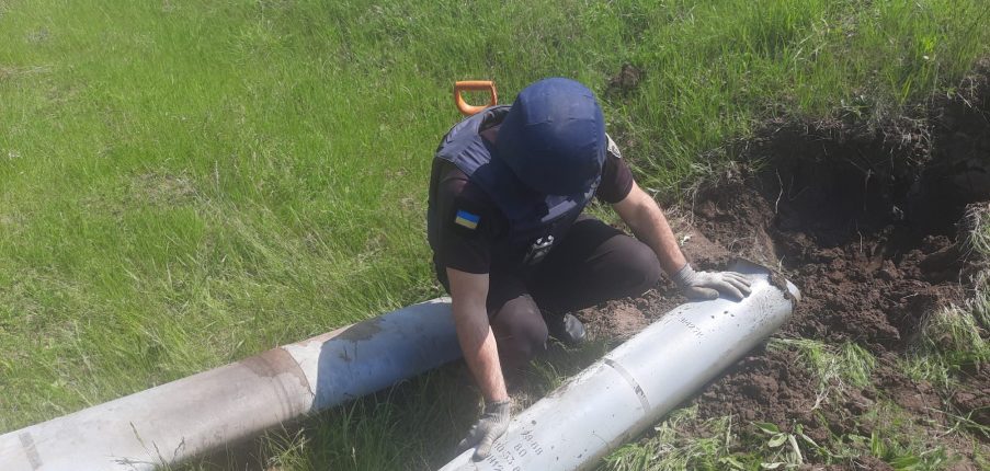 
                Три спасателя получили ранения при разминировании в Харьковской области            