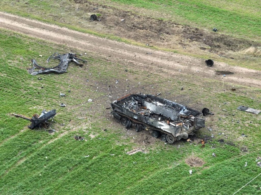 
                ВСУ в Херсонской области уничтожили три российских “Тигра” и БМП (Фото)            