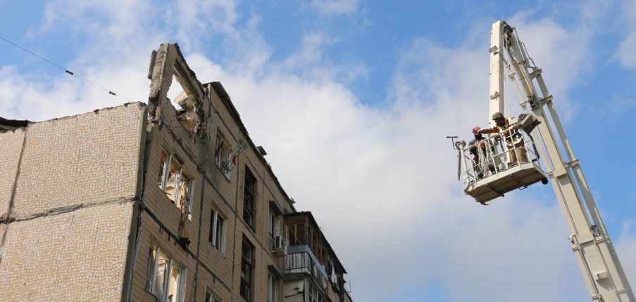 
                В результате российского обстрела в Харькове загорелись девять квартир в жилом доме (Фото)            