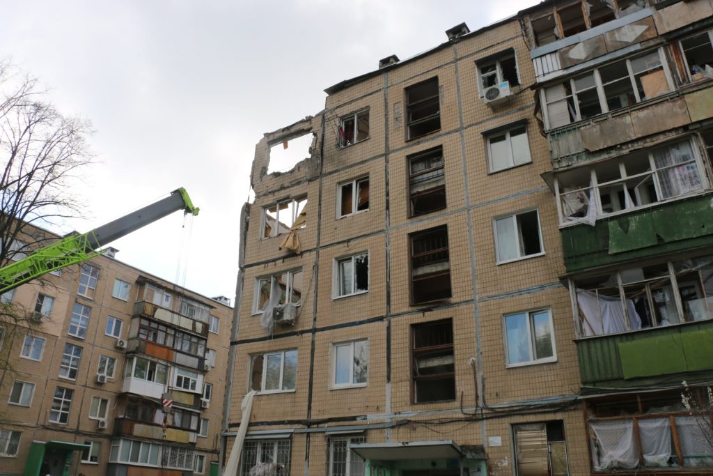 
                В результате российского обстрела в Харькове загорелись девять квартир в жилом доме (Фото)            