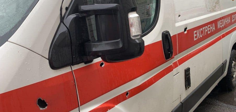 
                Российские захватчики обстреляли отделение скорой помощи: повреждены три машины            