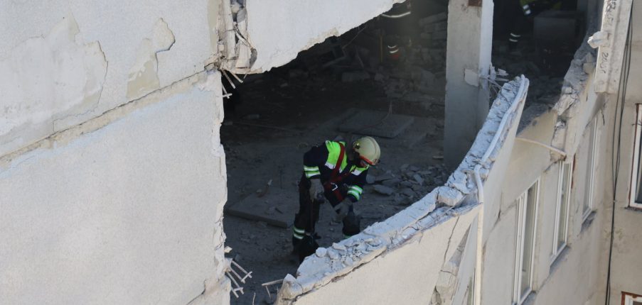 
                Спасатели показали, как демонтируют разрушенную часть харьковской больницы            