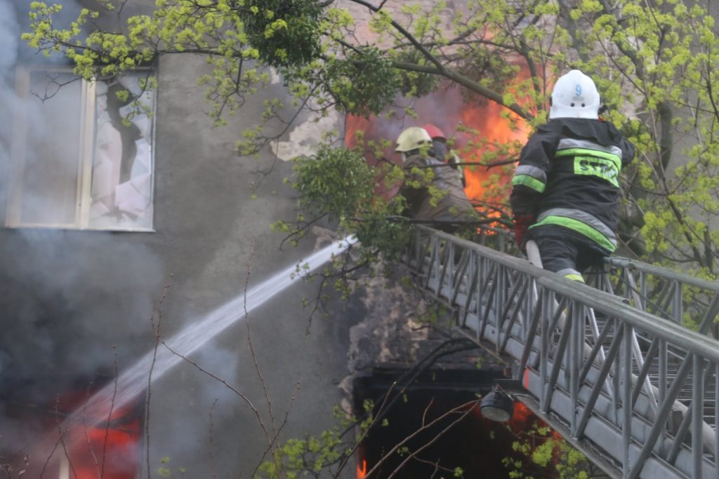
                В Харькове русские оккупанты обстреляли 18 жилых домов            
