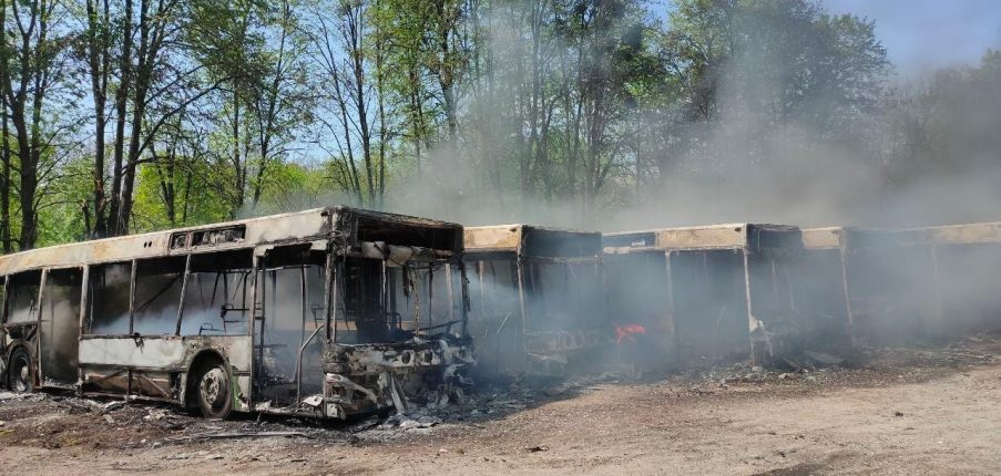 
                Из-за обстрела россиян в Харькове сгорел автобусный парк            