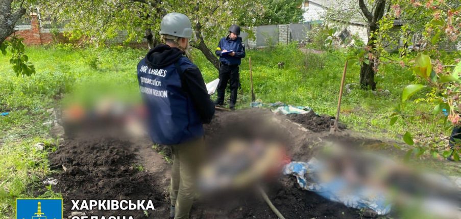 
                Русские оккупанты расстреляли из танка жилой дом: троих убитых похоронили во дворе            