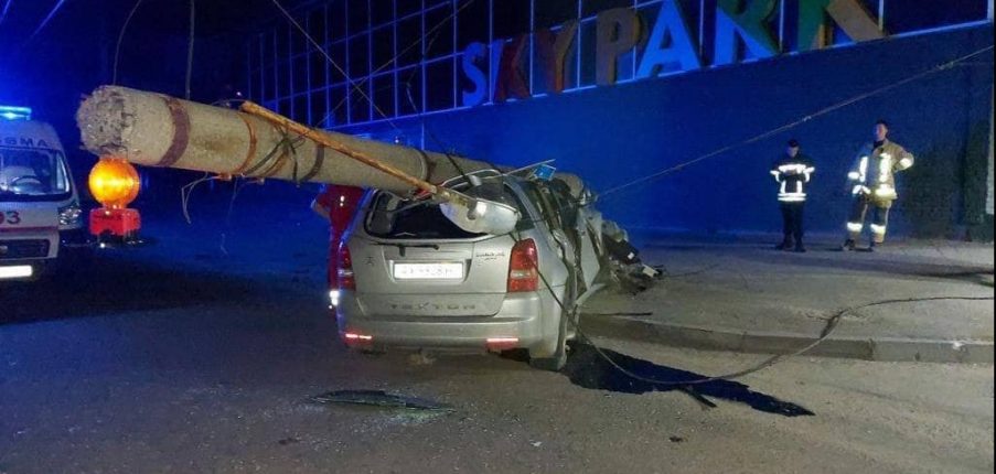 
                Сносят столбы и блокпосты: в полиции показали, какие аварии происходят на дорогах Харькова            