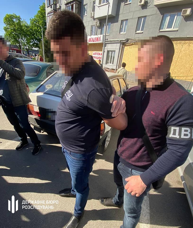 
                “Выбивали” деньги у граждан: в Днепропетровской области задержали полицейских — ГБР (Фото)            
