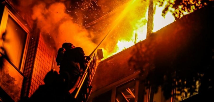
                В Харькове во время пожара в многоэтажке мужчина отравился угарным газом            