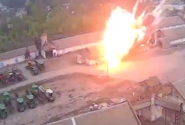 
                Военные РФ нанесли ракетный удар по зернохранилищу в Днепропетровской области (Видео)            