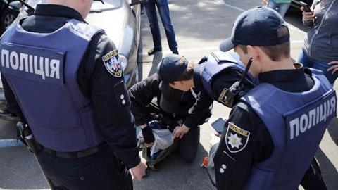 
                В Харькове посреди улицы задержали мужчину с гранатами, патронами и сигнальными ракетами            