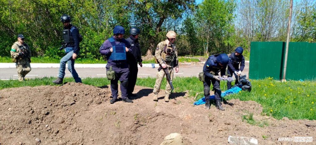 
                В Харьковской области тела уничтоженных российских военных собирают в вагоны            