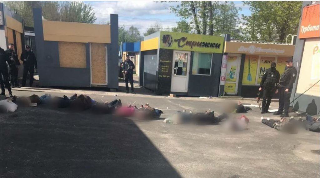 
                В Харькове патрульные задержали возле магазина 14 мародеров            