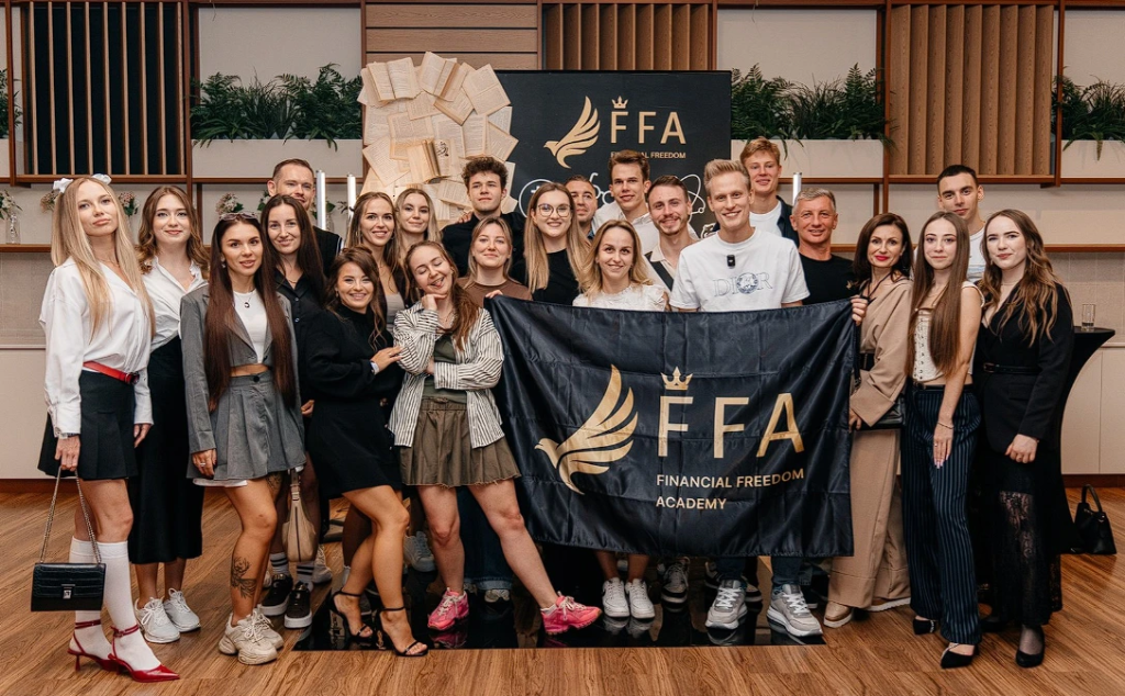 Фото Александра Орловского с менторами и выпускниками FFA