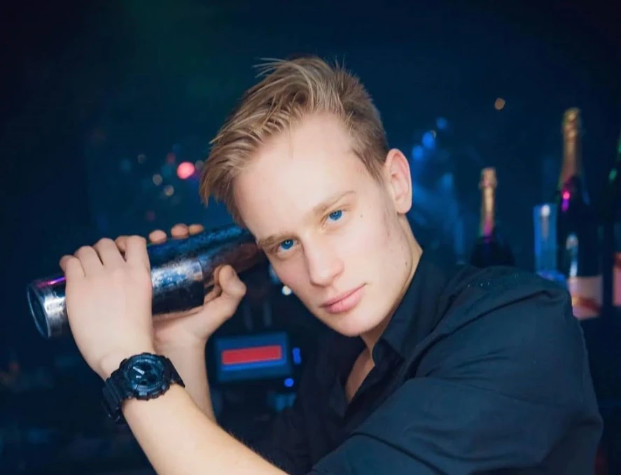 Александр Орловский работал барменом в 2017 году фото