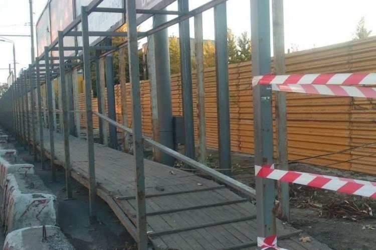 На проспекте Науки начали демонтировать забор скандальной парковки ...