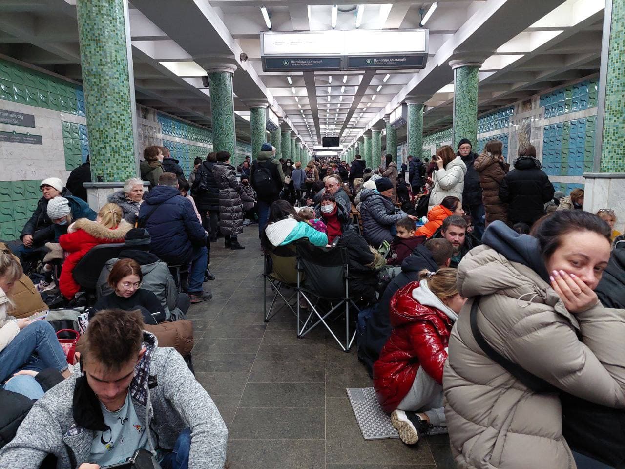 Что последнее читал сегодня. Люди в метро в Киеве. Харьков люди в метро. Люди ночуют в метро Украина. Метро Киева люди укрылись.