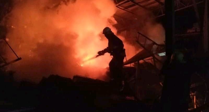 
                В результате российского обстрела в Харькове произошел пожар в гаражном кооперативе            
