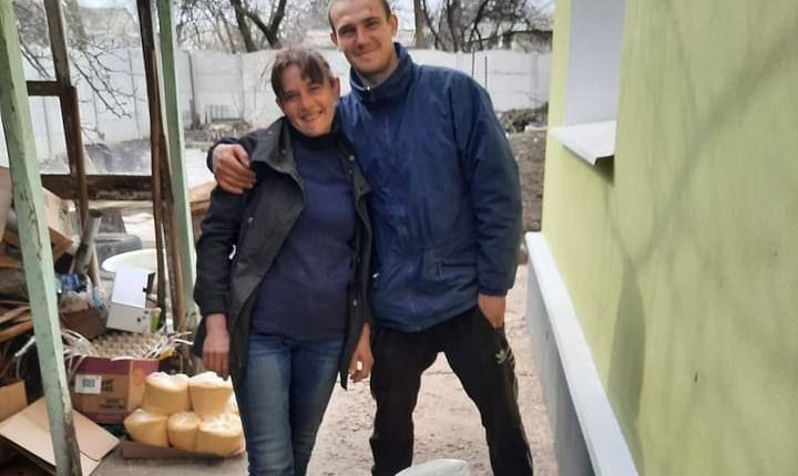 
                В Лисичанске под обстрел российских оккупантов попала семья волонтеров: мужчина погиб, женщина — в реанимации (Фото)            