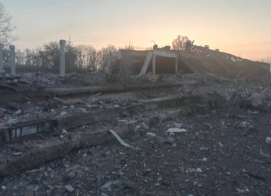 
                Военные РФ нанесли ракетный удар по неработающей птицефабрике в Днепропетровской области (Фото)            