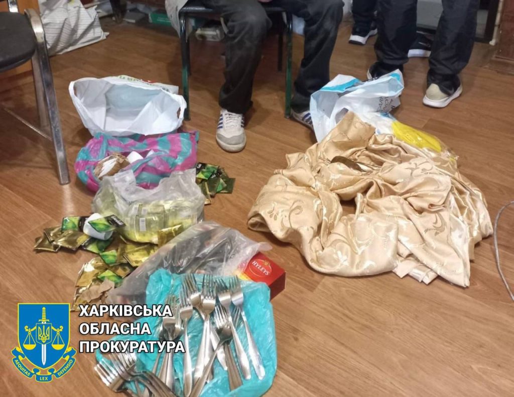 
                В Харькове задержали мародера с продуктами из кафе (Фото)            