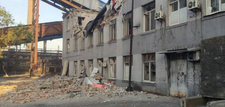 
                Военные РФ обстреляли коксохимический завод и школу в Донецкой области (Фото)            