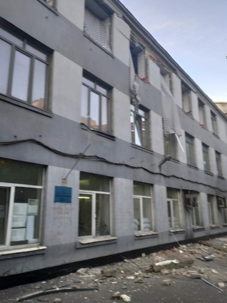 
                Военные РФ обстреляли коксохимический завод и школу в Донецкой области (Фото)            