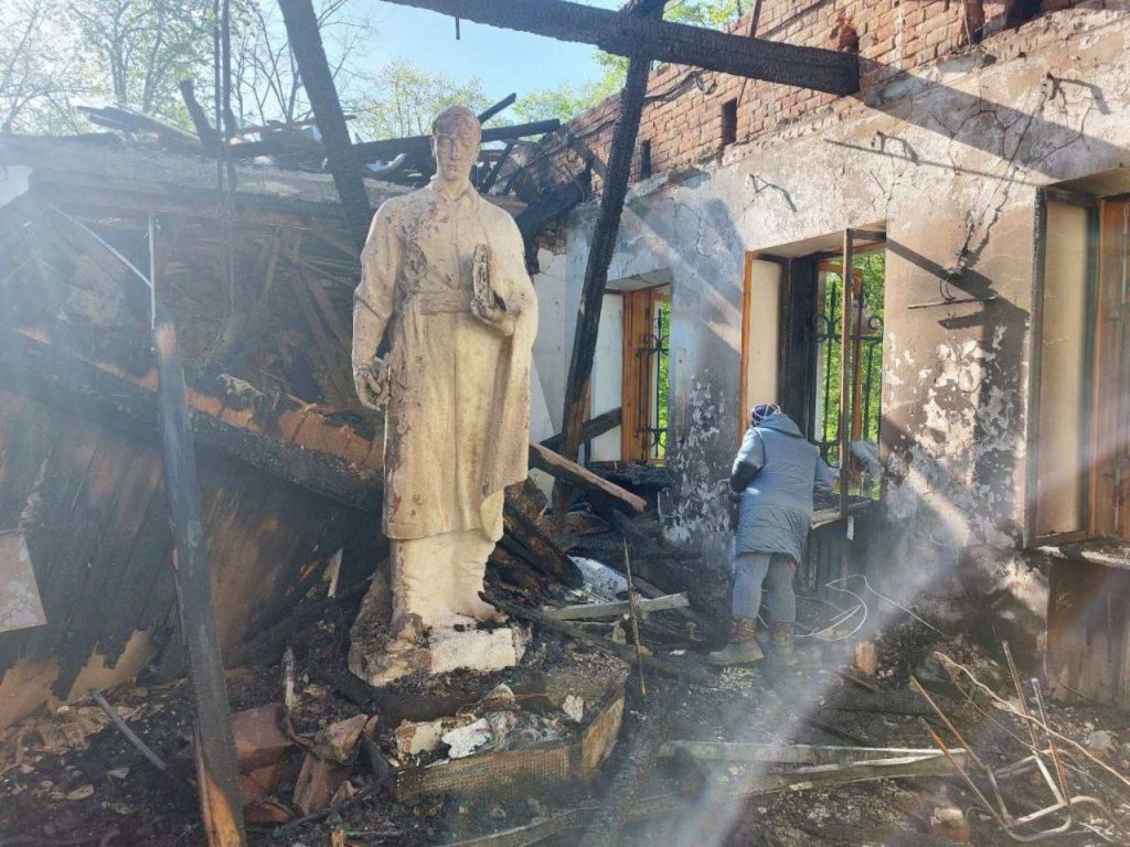 
                Российские оккупанты ракетным ударом уничтожили музей Григория Сковороды (Фото)            
