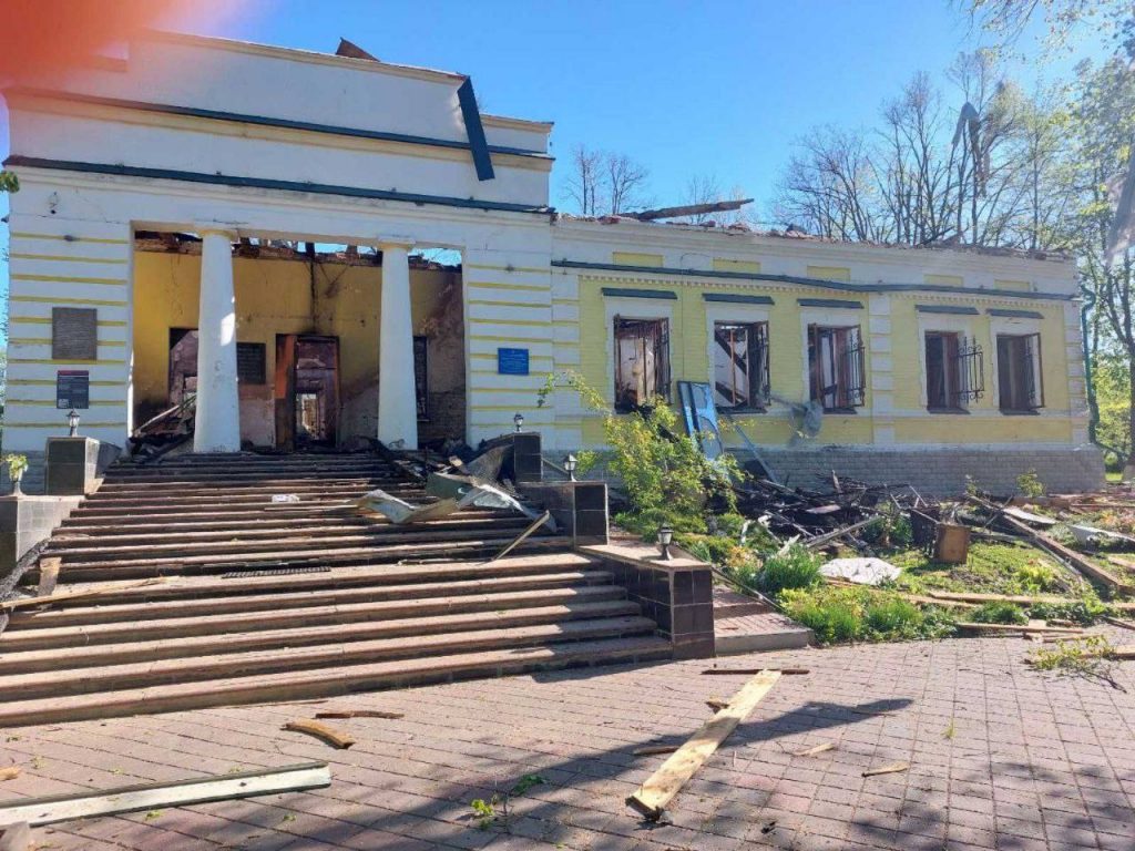 
                Российские оккупанты ракетным ударом уничтожили музей Григория Сковороды (Фото)            