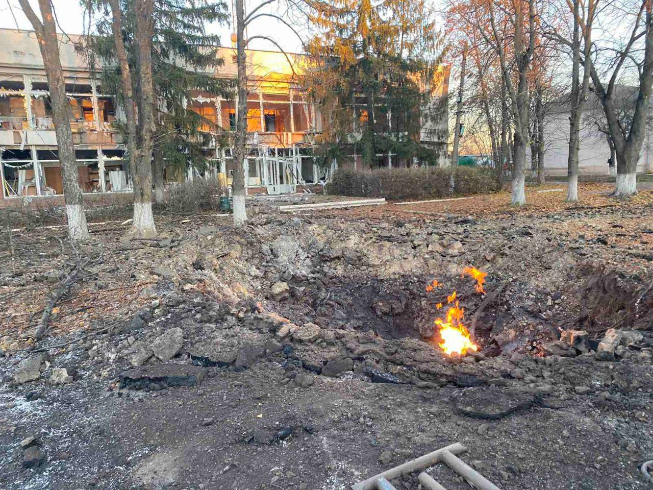 Ударили по школе и жилому дому: в сети показали последствия обстрела ...